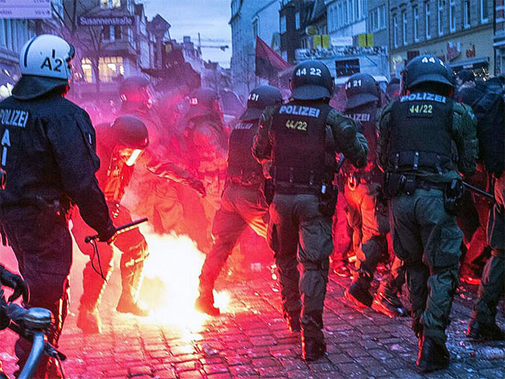 Life Magazin, Watschen für Polizisten, Hat die Polizei ein Gewaltproblem? Nein, sagt sie, Polizei-Pressestelle